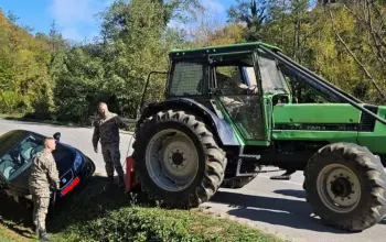 Vojnici Oružanih snaga BiH pomogli putnicima nakon slijetanja automobila s puta kod Šekovića (FOTO)