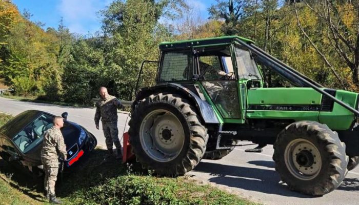 Vojnici Oružanih snaga BiH pomogli putnicima nakon slijetanja automobila s puta kod Šekovića (FOTO)
